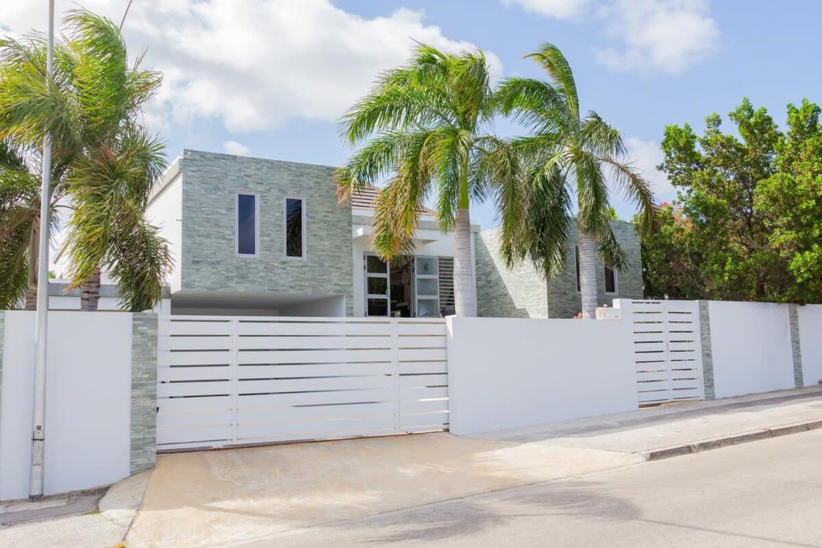 Stylish 4 Bedroom Modern Villa Design, Walking Distance From The Beach Jan Thiel 외부 사진